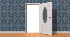Бяла отворена входна врата със стъкло към стая с тапети