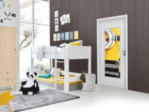 Детска стая в сиво и жълто и двуетажно легло