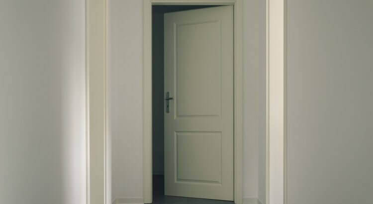 Вътрешна врата в бял цвят