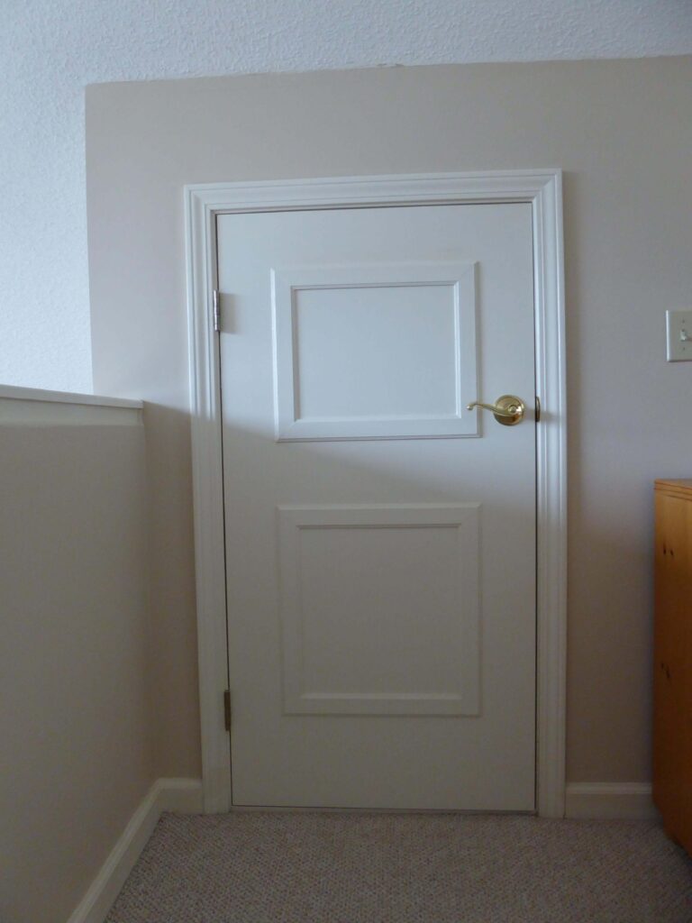 Интериорна врата с фрезовка в бял цвят и златиста дръжка
